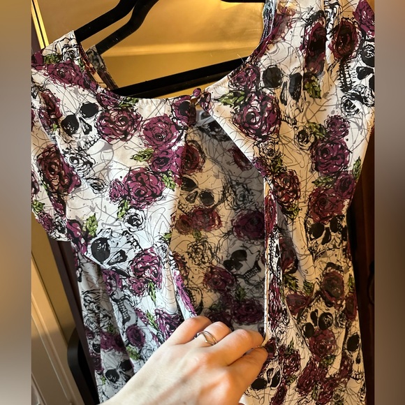 Hot Topic Skull and Roses HiLow Open Back Top - Picture 5 of 8